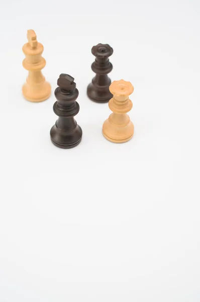Вертикальний Знімок Чорно Білих Шахових Фігур Ізольовано Білому Тлі Пробілом — стокове фото
