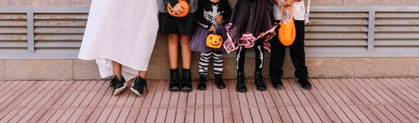 Närbild Skott Fötterna Grupp Barn Halloween Kostymer — Stockfoto