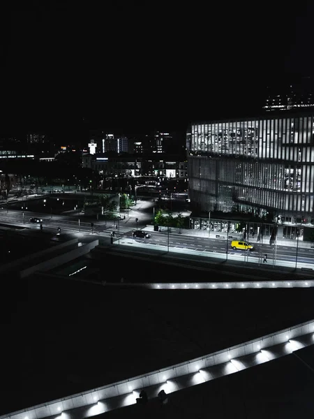 Une Vue Panoramique Paysage Nocturne Illuminé Situé Face Lac — Photo