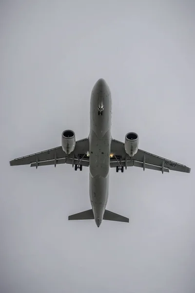 Avion Volant Dans Ciel Nuageux — Photo