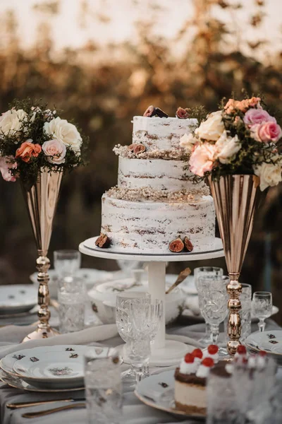 Pasta Çiçeklerle Düğün Masasının Dikey Yakın Çekimi — Stok fotoğraf