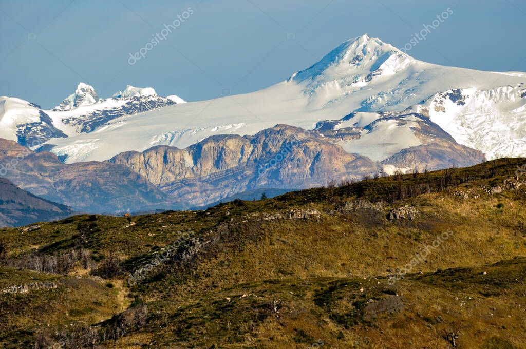 Picos solitarios y raramente visibles se elevan sobre el Campo de hielo