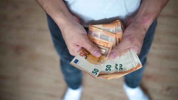 Mann Aus Nächster Nähe Zählt Euro Scheine — Stockvideo