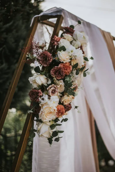 Tiro Vertical Uma Decoração Floral Para Casamento Livre — Fotografia de Stock