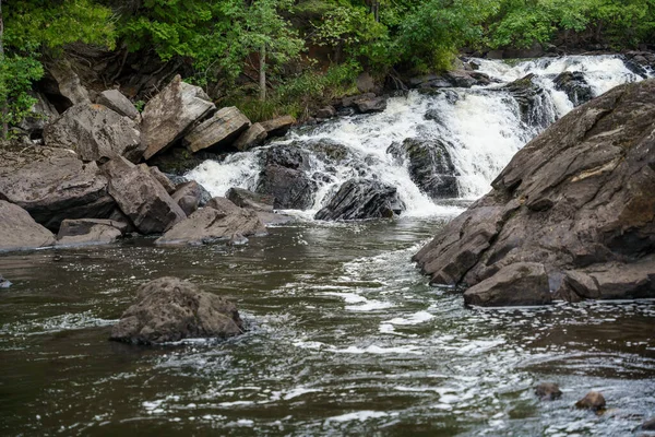 Une Cascade Qui Coule Dans Parc Provincial Egan Chutes Canada — Photo