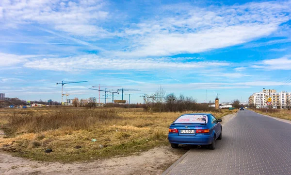Poznan ポーランド 2015年3月8日 マルタ地区に建設クレーン付きのフィールドによって駐車された青い車 — ストック写真