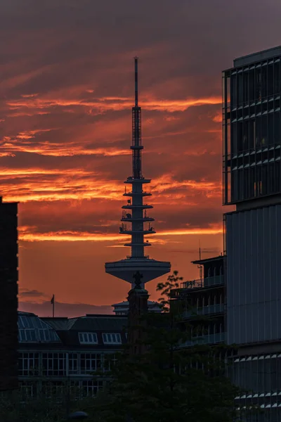Egy Függőleges Felvétel Televisiontower Hamburg Heinrich Hertz Turm Telemichel Naplementekor — Stock Fotó