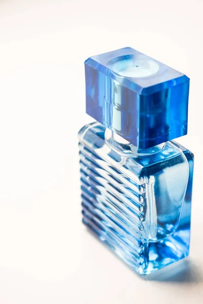 Eine Blaue Parfümflasche Isoliert Weißen Hintergrund — Stockfoto