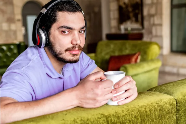 Hombre Israelí Barbudo Con Auriculares Bebiendo Café Mientras Está Sentado —  Fotos de Stock