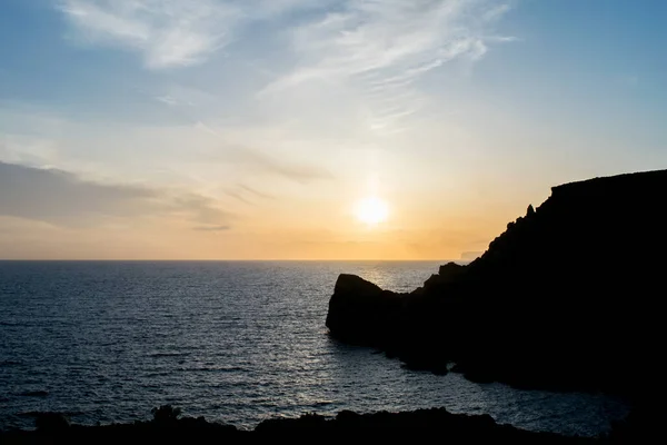 在一个美丽的春天的日落 就像在马耳他梅利哈的安哥湾看到的那样 夕阳西下 乌云密布 大海平静 — 图库照片