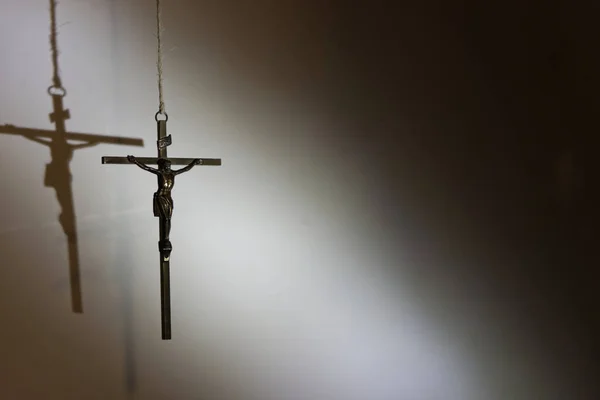 Une Petite Statue Jésus Christ Sur Croix Sur Fond Mur — Photo