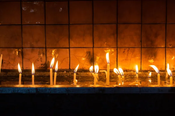 Las Velas Cera Ardiendo Frente Pared Azulejos Iglesia —  Fotos de Stock