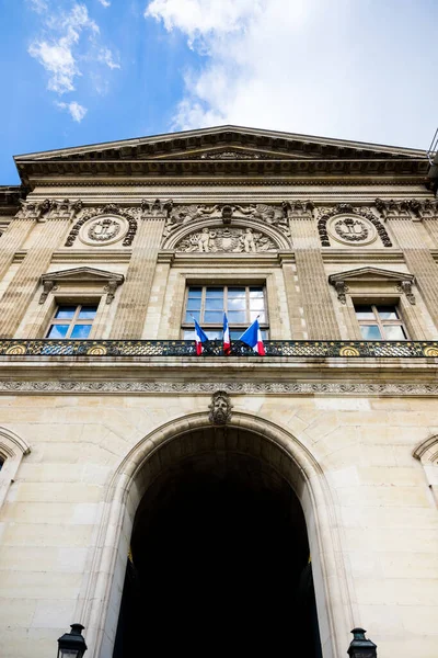 Париж Франция Августа 2021 Года Флаги Франции Здании Исторического Музея — стоковое фото