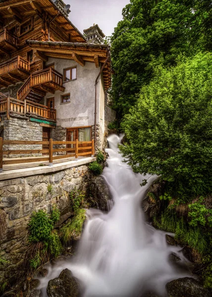 Eine Vertikale Aufnahme Eines Malerischen Wasserfalls Valtournenche Aostatal Italien — Stockfoto