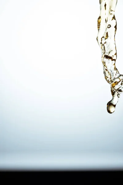 Flusso Acqua Sullo Sfondo Chiaro Con Uno Spazio Copia — Foto Stock