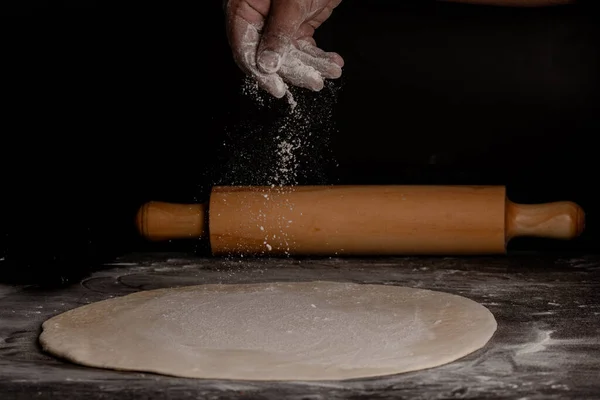 Detailní Záběr Kuchaře Připravujícího Gurmánské Těsto Pizzu — Stock fotografie