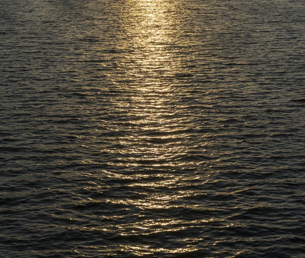 Uma Bela Vista Céu Pôr Sol Refletindo Sobre Mar — Fotografia de Stock
