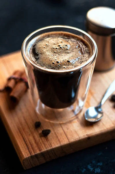 Cangkir Kopi Double Espresso Dengan Tongkat Kayu Manis Dan Biji — Stok Foto
