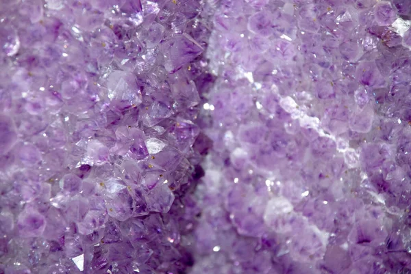 Fondo Natural Primer Plano Amatista Púrpura Con Cristales Brillantes — Foto de Stock