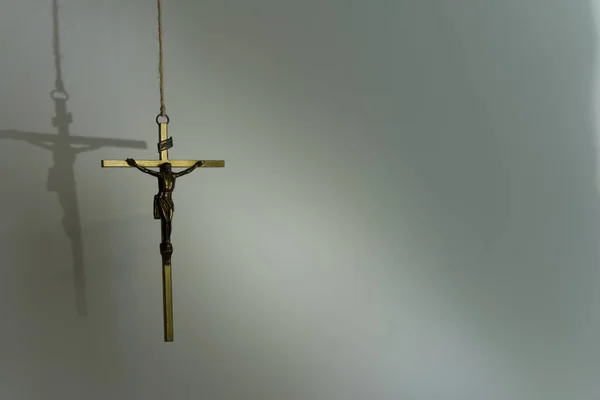 Une Petite Statue Jésus Christ Sur Croix Sur Fond Mur — Photo