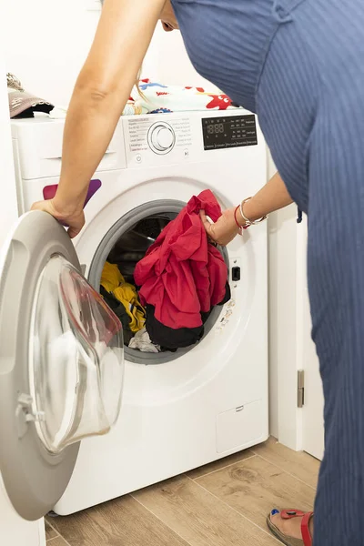 Bakifrån Kvinna Som Lägger Kläder Tvättmaskin — Stockfoto