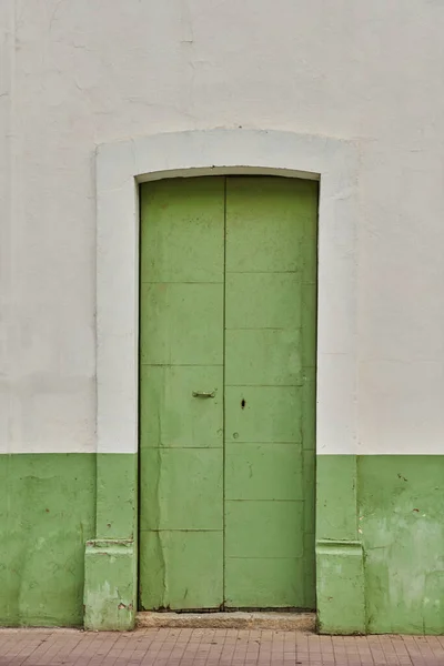 Antik Trocken Grün Lackierte Holztürfassade Mit Kopierraum — Stockfoto