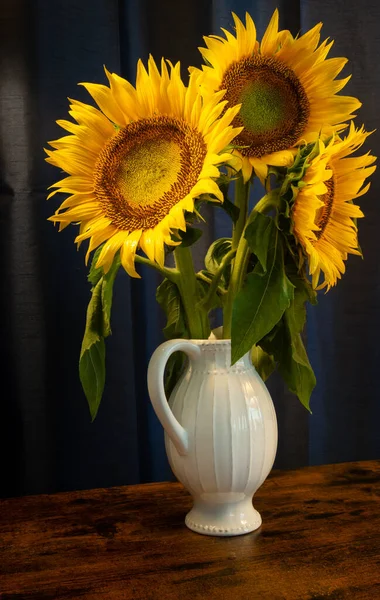 Eine Vertikale Aufnahme Von Sonnenblumen Einer Weißen Keramikvase — Stockfoto