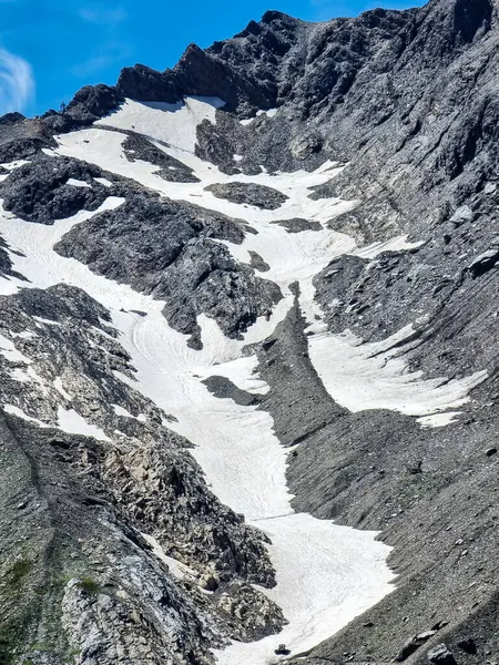 Vertikal Bild Klippa Täckt Snö Val Formazza Italien — Stockfoto