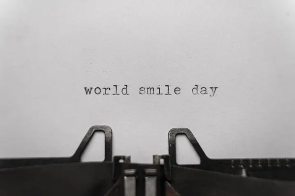 Świat Uśmiech Dzień Wpisane Słowa Maszynie Pisania Vintage — Zdjęcie stockowe