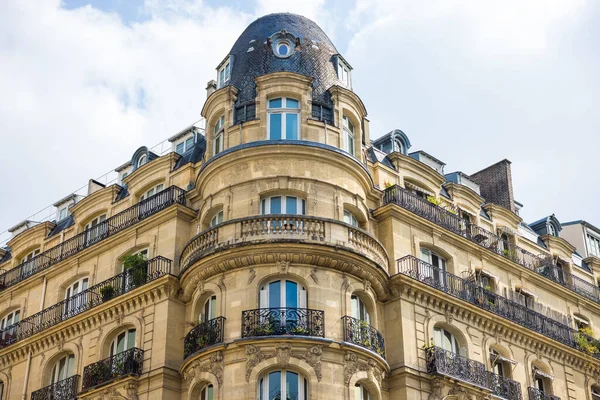 Чудовий Будинок Оточений Деревами Парижі Франція — стокове фото