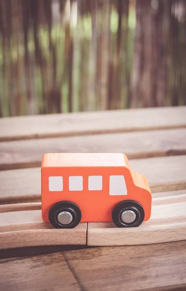 Close Ônibus Brinquedo Madeira Laranja Trilhas Uma Superfície Madeira — Fotografia de Stock