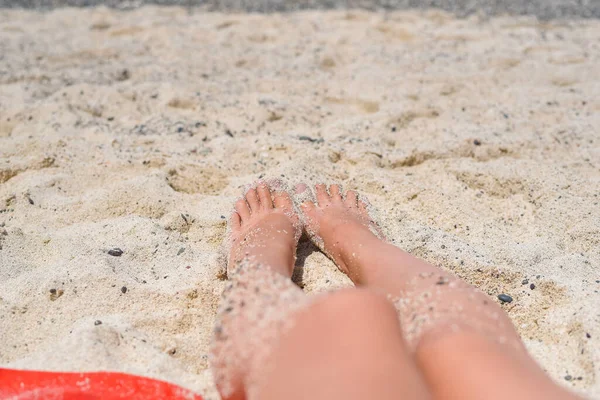 在阳光灿烂的日子里 在沙滩上的沙地上拍了一张女足的特写 — 图库照片