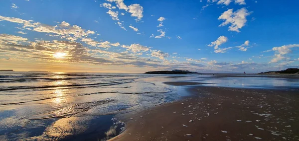 Золотой Закат Песчаном Пляже Океана — стоковое фото
