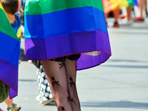 Las Piernas Delgadas Mujer Detrás Medias Rejilla Capa Colores Del —  Fotos de Stock