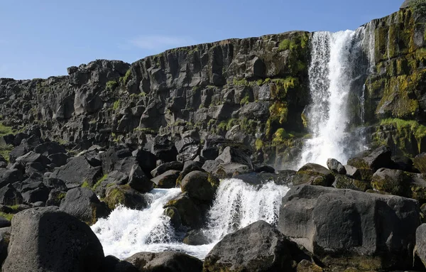 Uma Grande Cachoeira Sobre Penhasco Rochoso Oxarafoss Thingvellir National Park — Fotografia de Stock