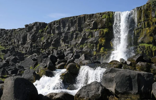 Una Gran Cascada Sobre Acantilado Rocoso Oxarafoss Parque Nacional Thingvellir — Foto de Stock