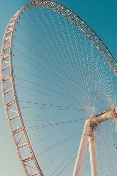 Une Roue Ferris Avec Ciel Bleu Arrière Plan — Photo