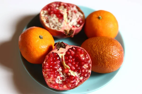 Une Assiette Grenades Fraîches Mandarines — Photo