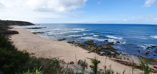 Une Vue Paisible Sur Plage Sable Bord Mer Par Une — Photo