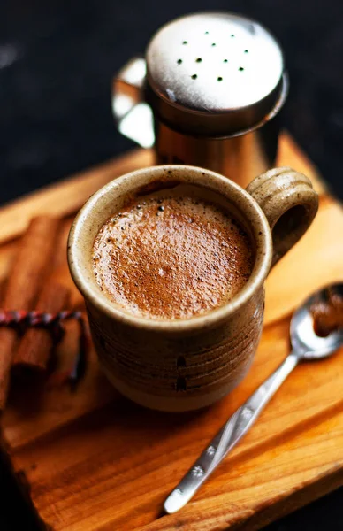 Eine Tasse Kaffee Mit Zimtstangen Und Löffel Auf Einem Holzbrett — Stockfoto