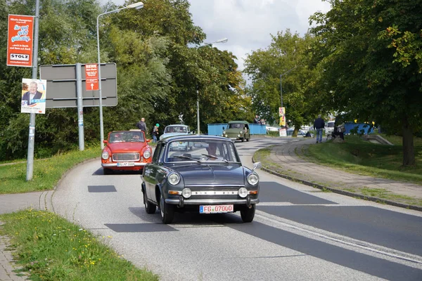 Ribnitzdamgarten Duitsland Aug 2021 Een Rij Vintage Retro Auto Rijdt — Stockfoto