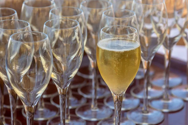 Een Close Shot Van Champagne Glazen Tafel Het Restaurant — Stockfoto