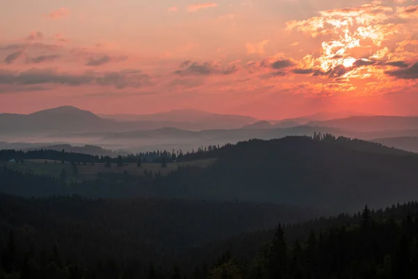 Спокойный Вид Рубиновое Небо Над Величественными Горами Закате — стоковое фото