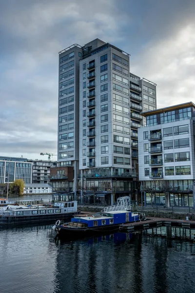 爱尔兰杜布伦市 2021年3月15日 都柏林码头区公寓楼的垂直拍摄 — 图库照片