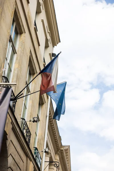 Вертикальный Снимок Флагов Красивом Здании Париже Франция — стоковое фото