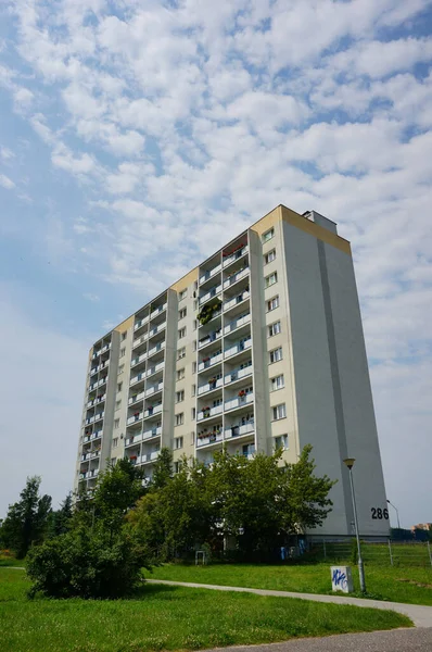 Poznan Polonia Julio 2017 Edificio Apartamentos Alto Campo Hierba Distrito —  Fotos de Stock