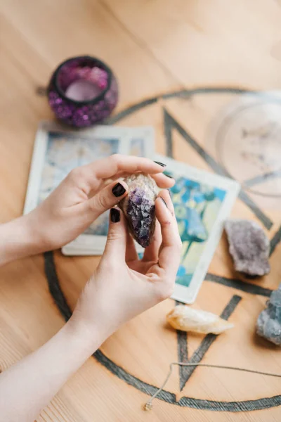 Eine Vertikale Aufnahme Kaukasischer Frauenhände Die Ein Mineralstück Einem Kunstatelier — Stockfoto