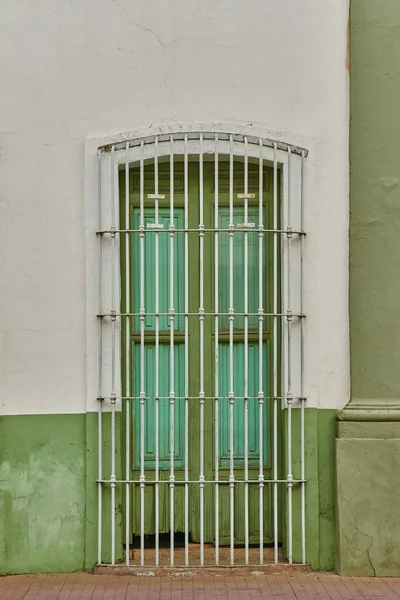 Antique Στεγνό Πράσινο Βαμμένο Ξύλινη Πόρτα Πρόσοψη Αντίγραφο Χώρου — Φωτογραφία Αρχείου