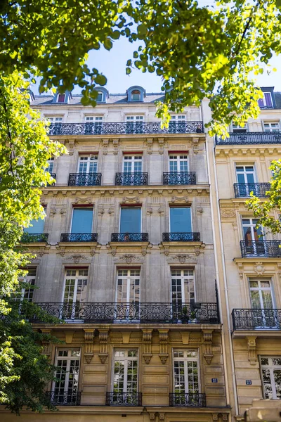 Ένα Όμορφο Κτίριο Της Πόλης Του Παρισιού Γαλλία Μια Ηλιόλουστη — Φωτογραφία Αρχείου