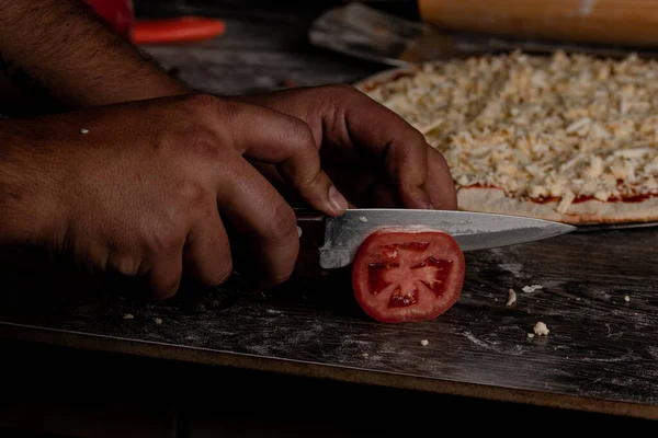 Nahaufnahme Eines Kochs Der Tomaten Für Eine Gourmet Pizza Schneidet — Stockfoto
